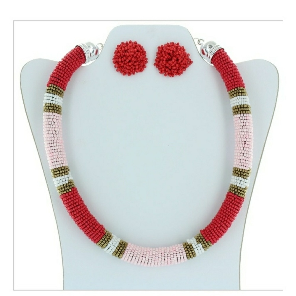 Beaded necklace set with earrings